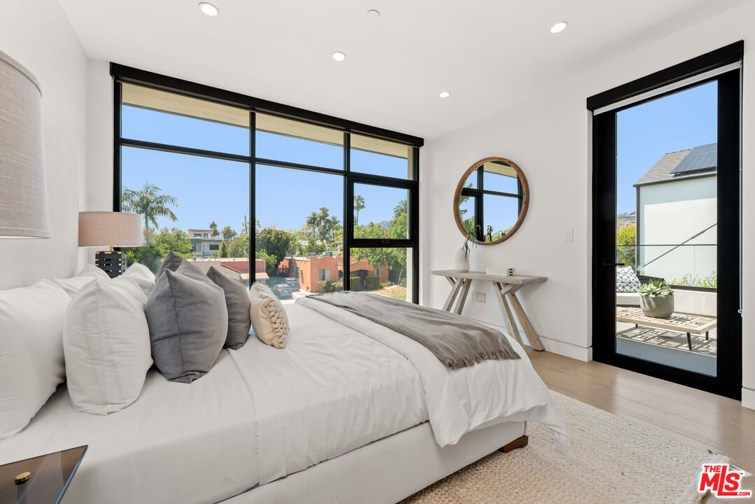 818 N Curson Ave