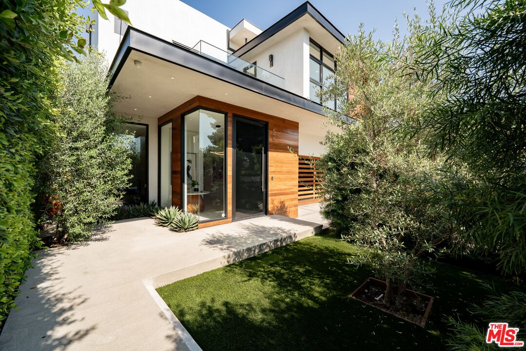 818 N Curson Ave