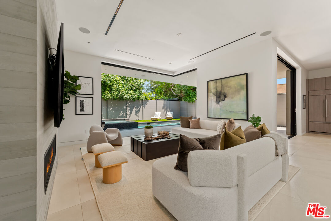 818 N Curson Ave