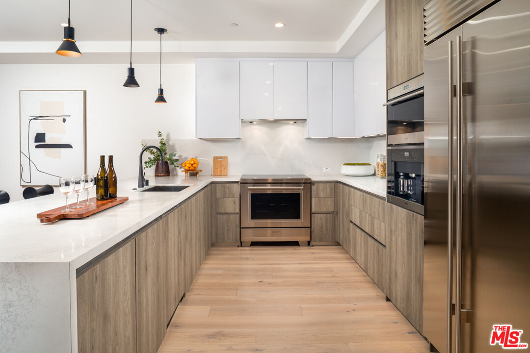 725 N Croft Ave Unit: 109