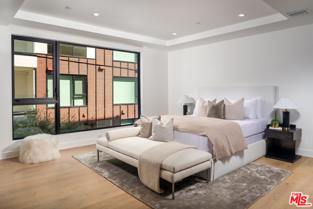 725 N Croft Ave Unit: 109