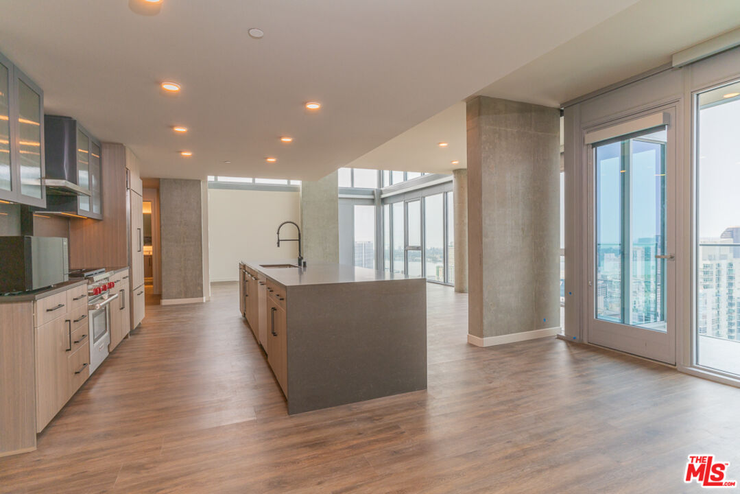 601 Eleventh Unit: PH 3301