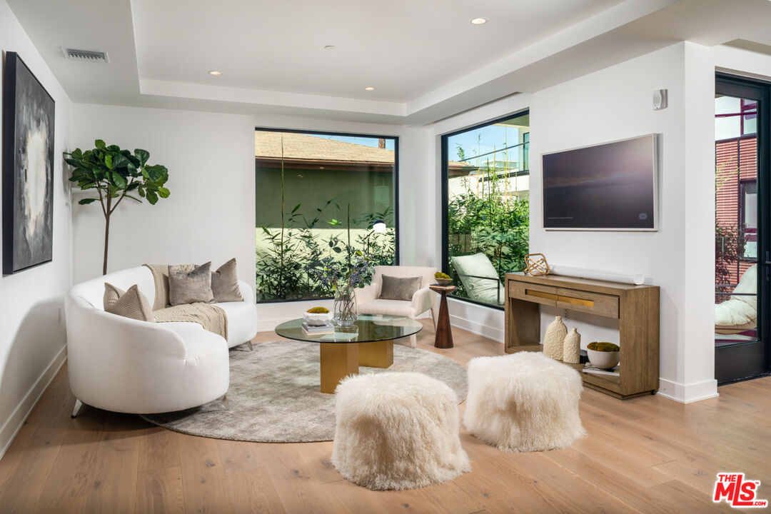 725 N Croft Ave Unit: 404