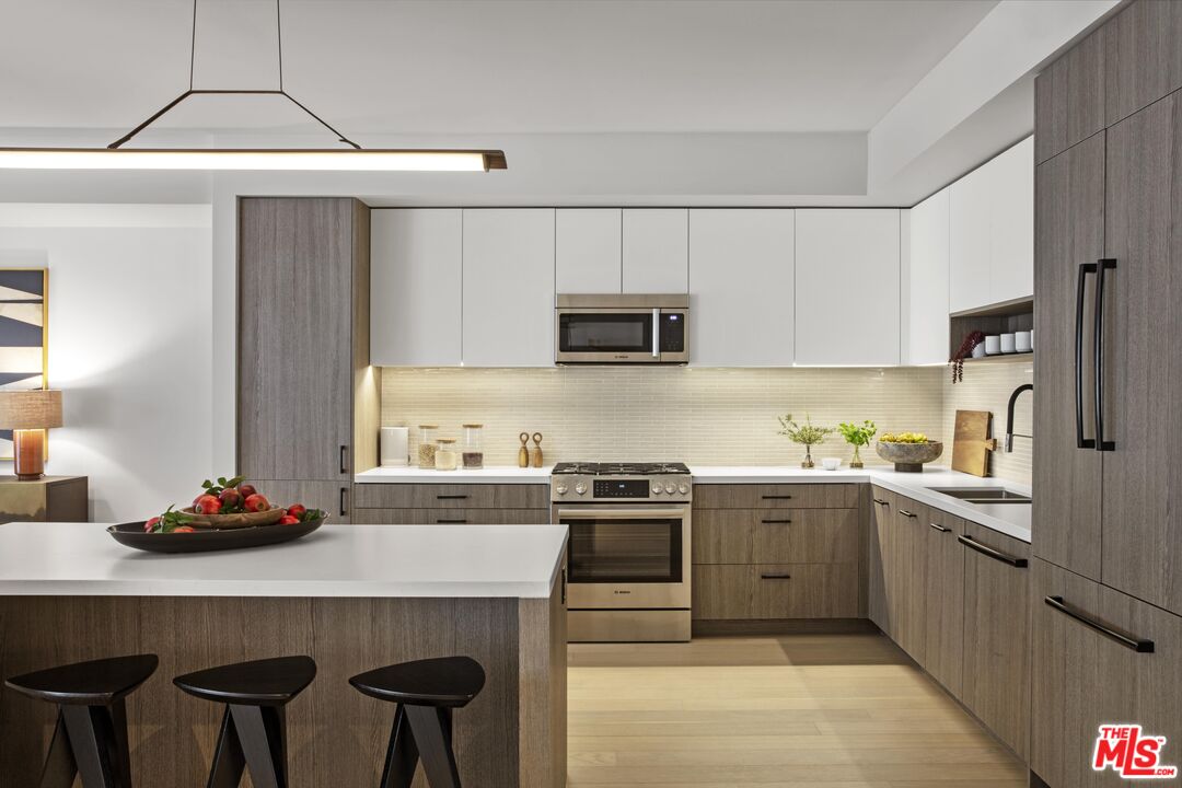 9001 Santa Monica Blvd Unit: 202