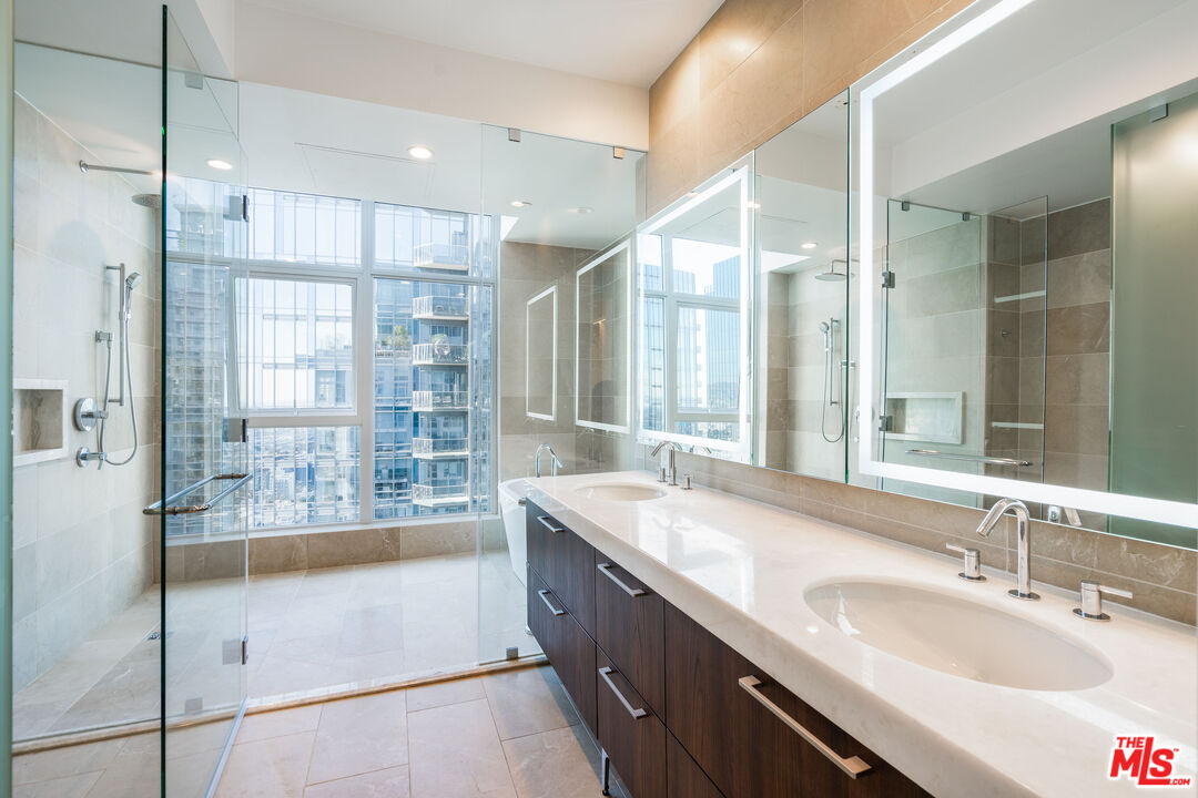 1201 S Hope St Unit: PH 1