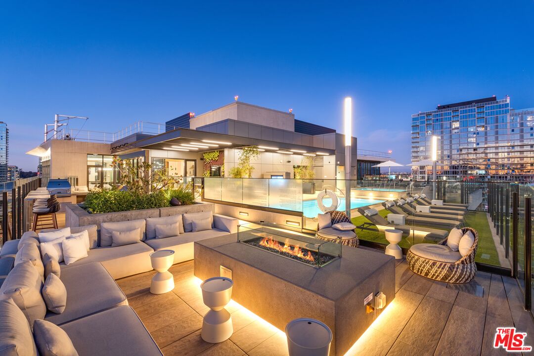 675 Ninth Ave Unit: 2102