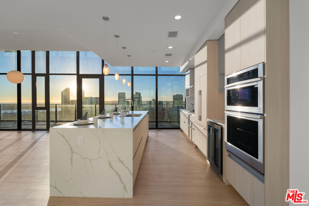 675 Ninth Ave Unit: 2102