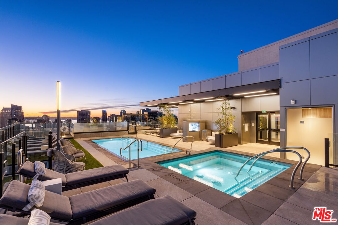 675 Ninth Ave Unit: 2102