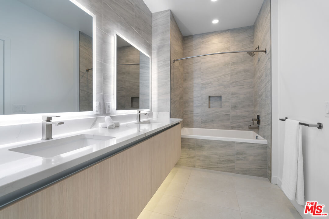 675 Ninth Ave Unit: 2102