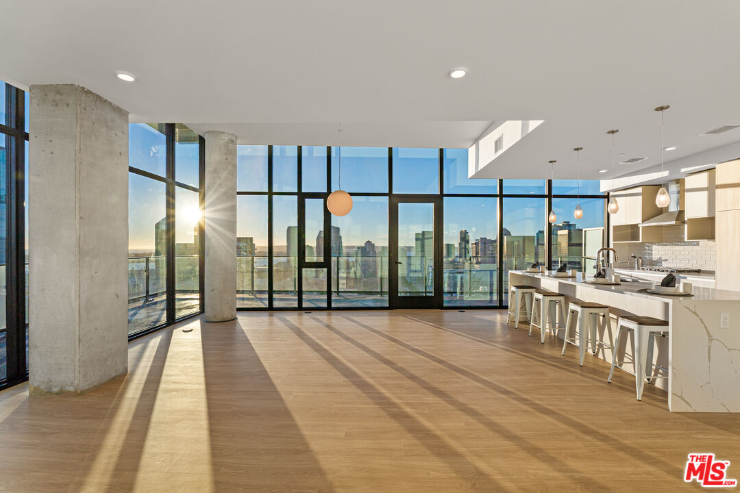 675 Ninth Ave Unit: 2102