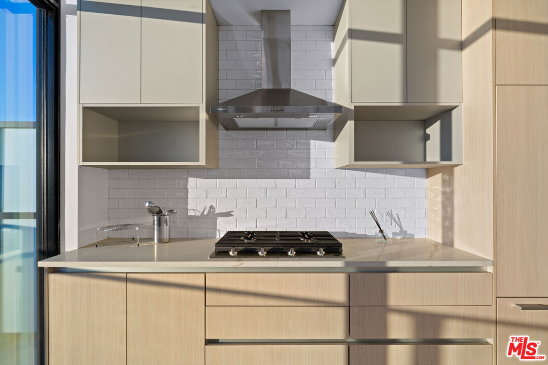 675 Ninth Ave Unit: 2102