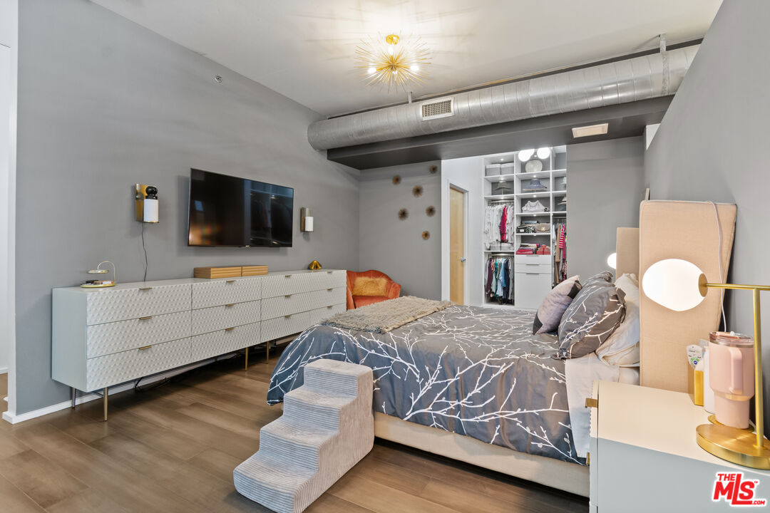 1111 S Grand Ave Unit: 716