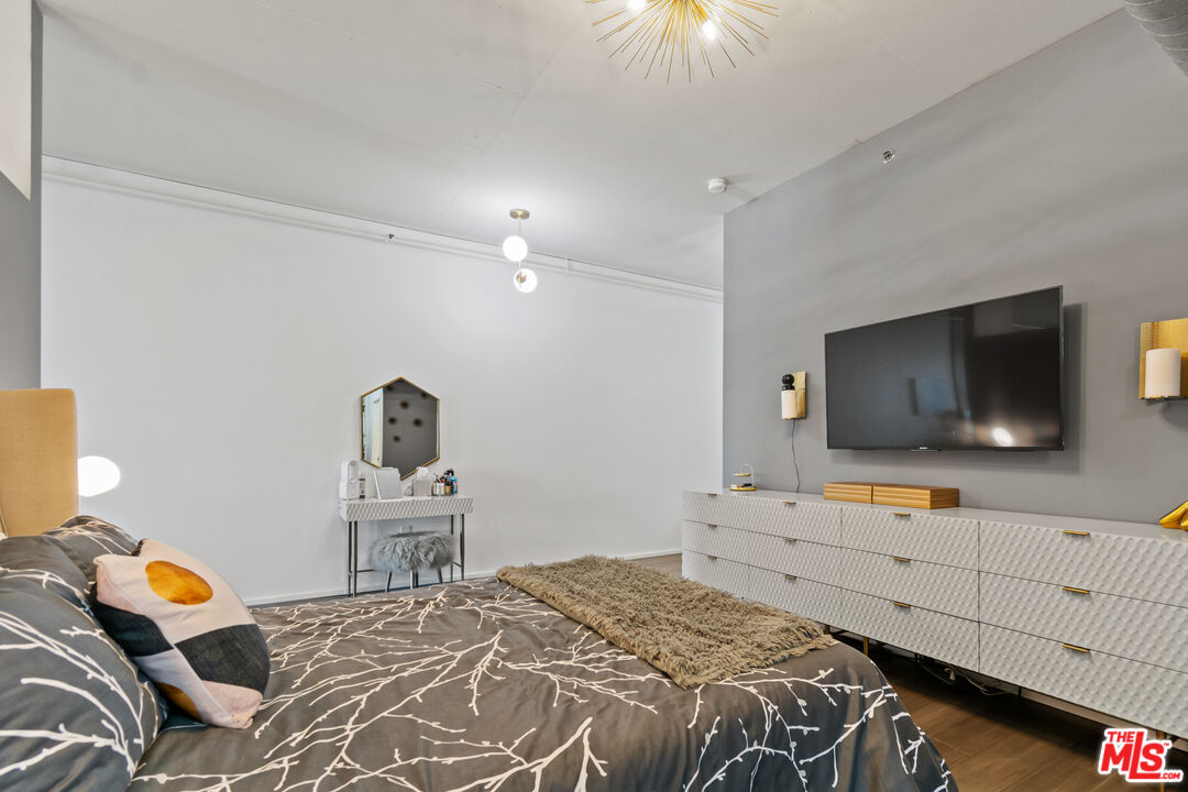 1111 S Grand Ave Unit: 716