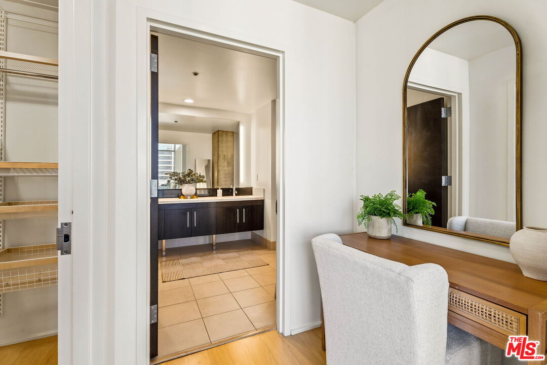 1100 S Hope St Unit: 1116