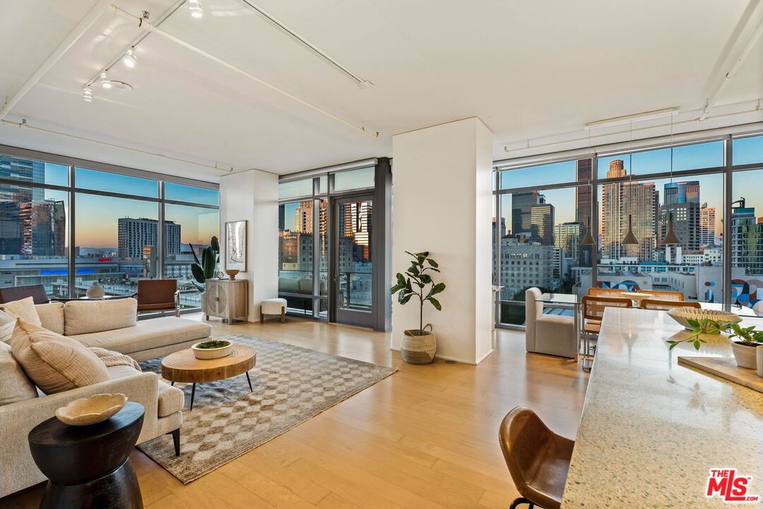 1100 S Hope St Unit: 1116