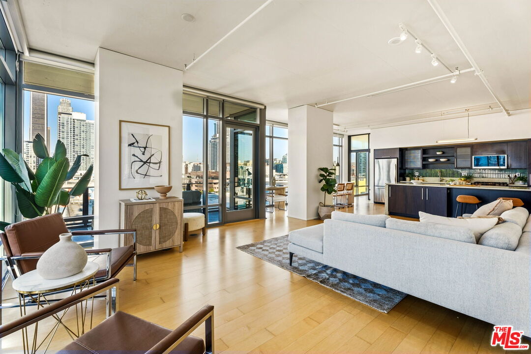 1100 S Hope St Unit: 1116