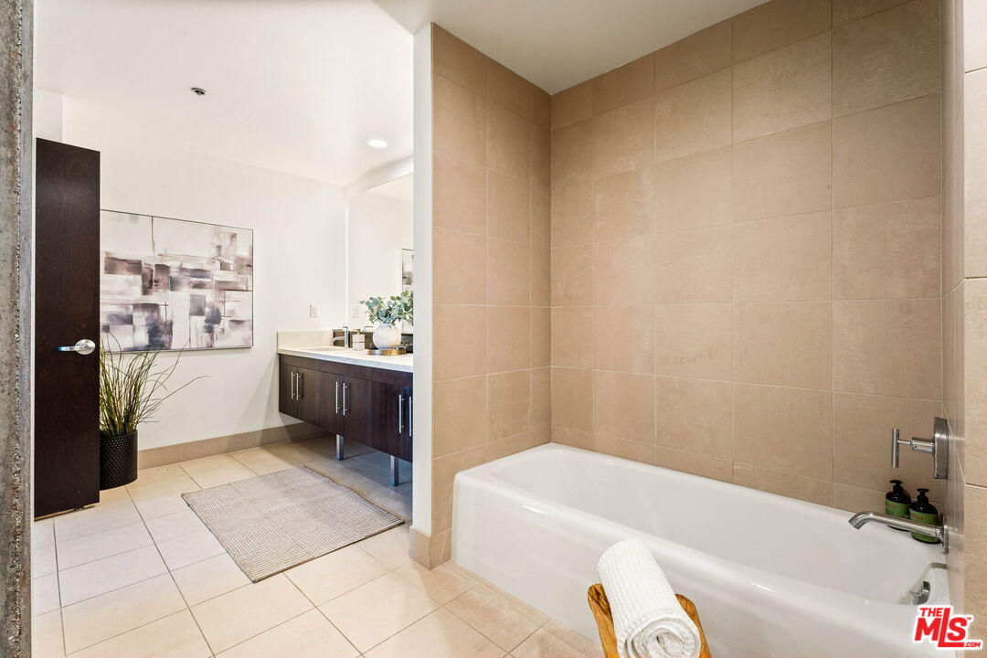 1100 S Hope St Unit: 1116