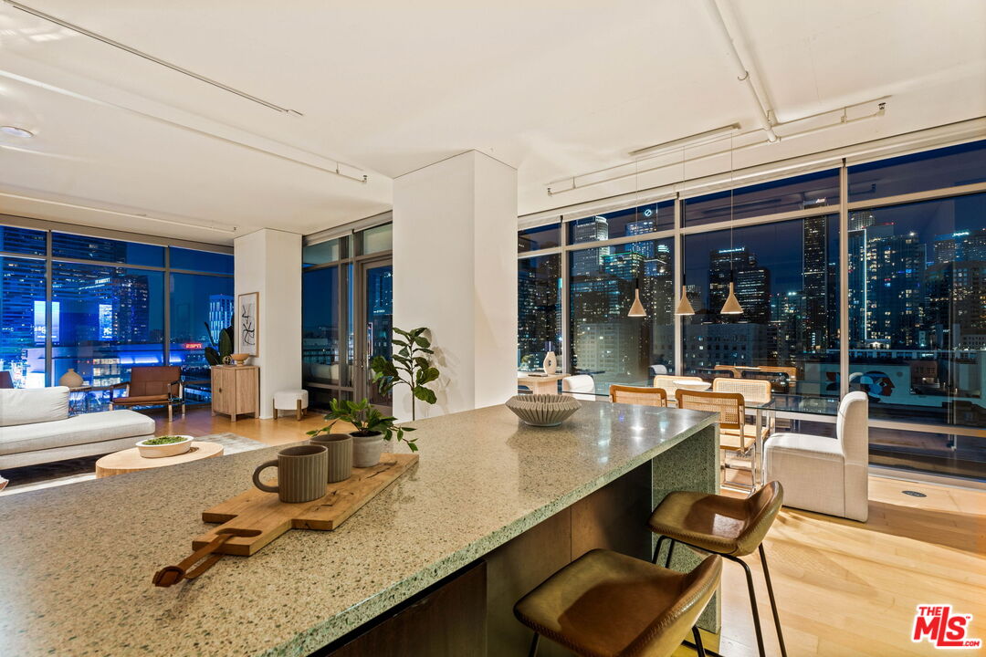 1100 S Hope St Unit: 1116