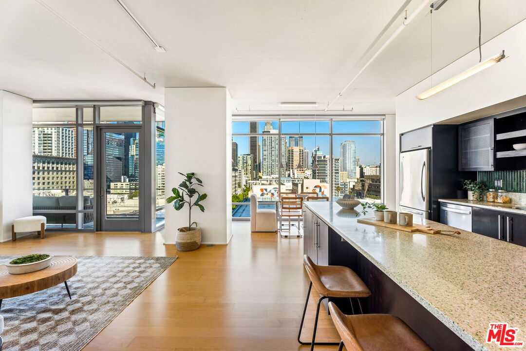 1100 S Hope St Unit: 1116