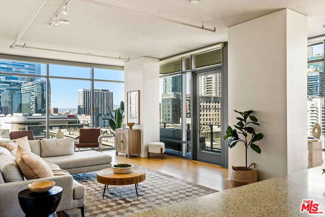 1100 S Hope St Unit: 1116