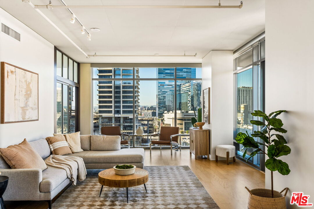 1100 S Hope St Unit: 1116