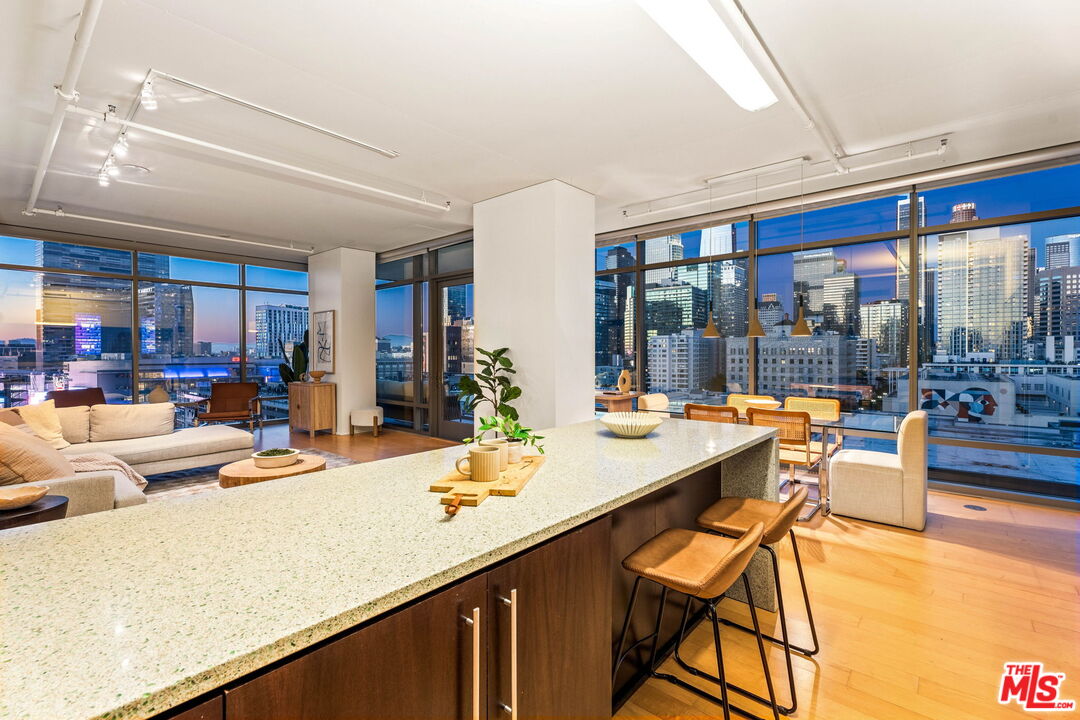 1100 S Hope St Unit: 1116