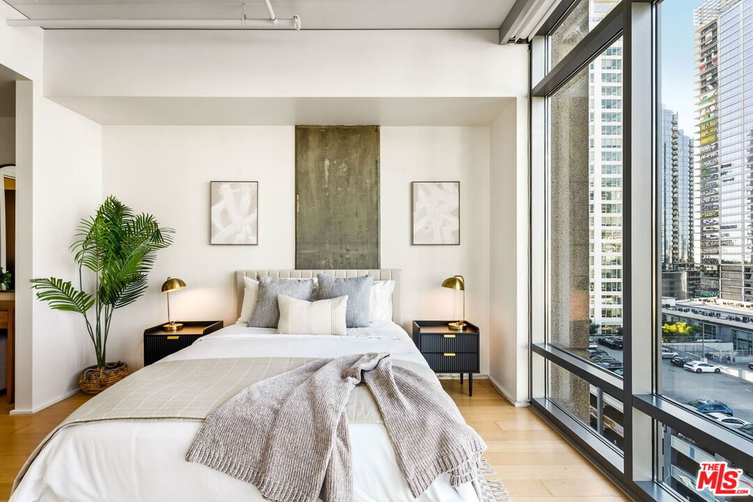 1100 S Hope St Unit: 1116