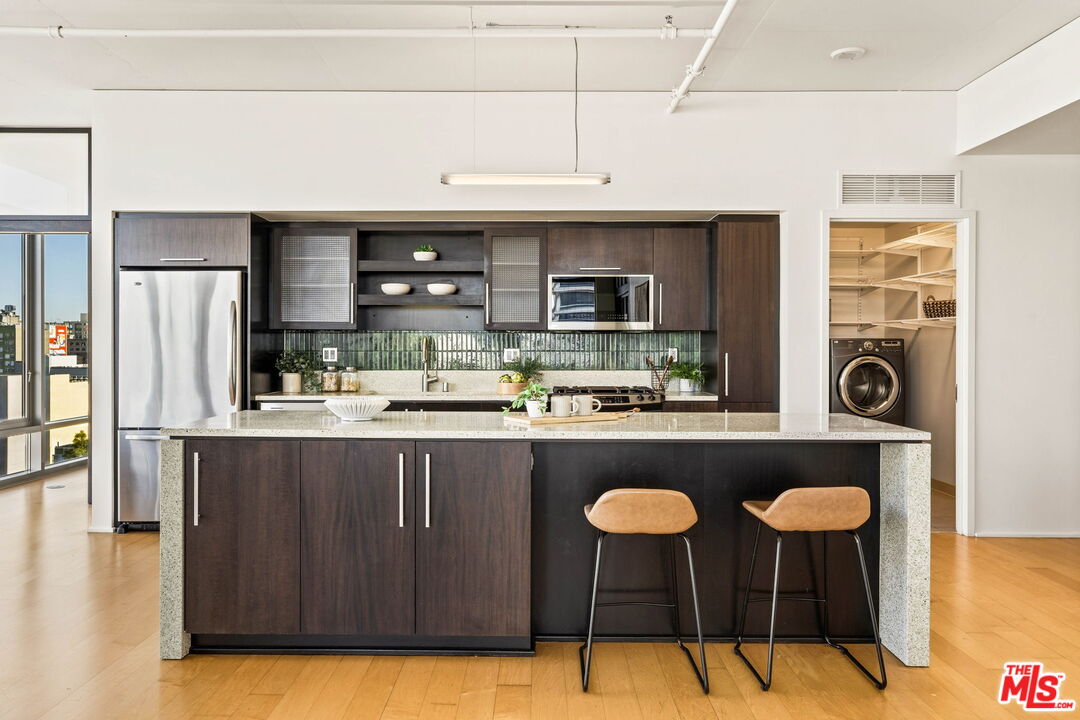 1100 S Hope St Unit: 1116