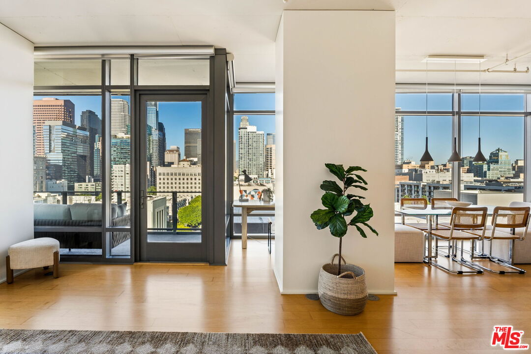 1100 S Hope St Unit: 1116