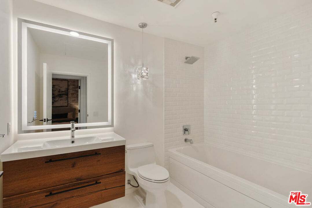 500 Molino St Unit: 101