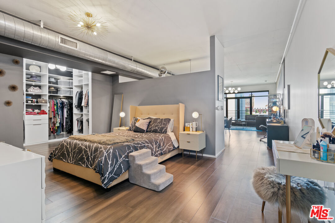 1111 S Grand Ave Unit: 716