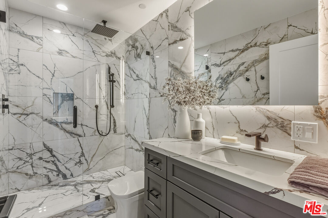 121 S Hope St Unit: 334