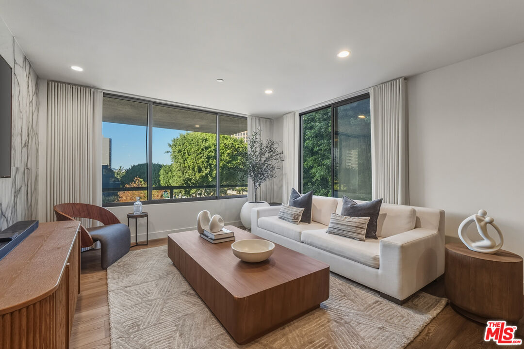 121 S Hope St Unit: 334