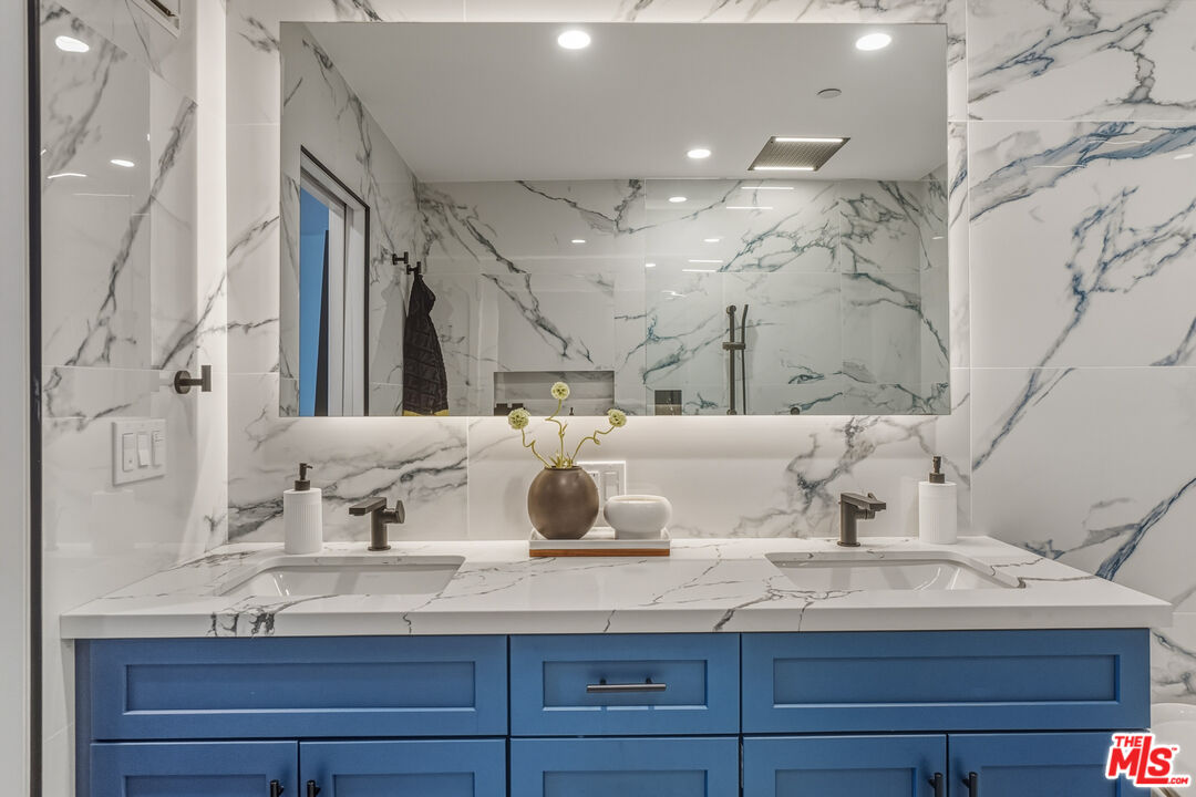 121 S Hope St Unit: 334