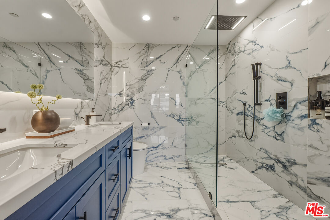 121 S Hope St Unit: 334