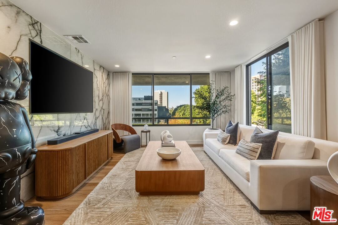 121 S Hope St Unit: 334