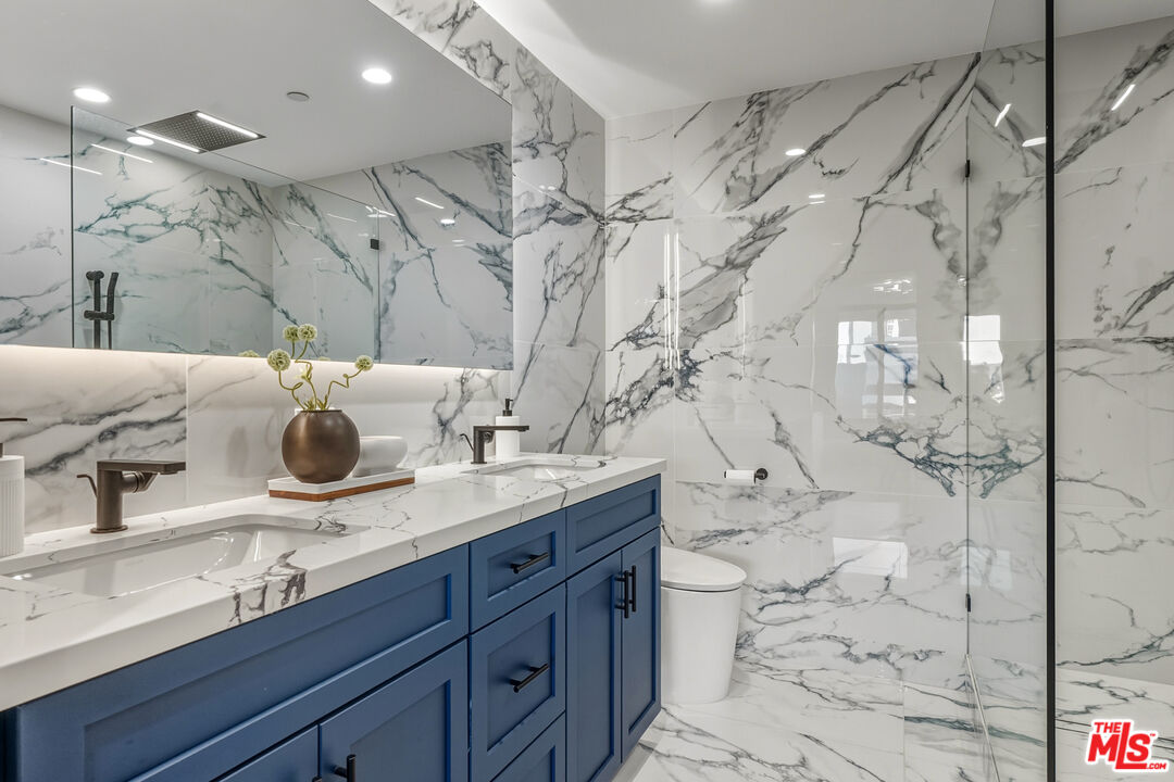 121 S Hope St Unit: 334