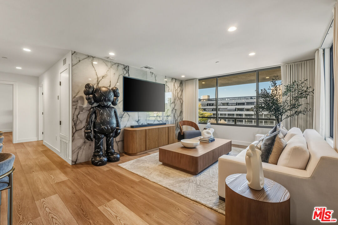 121 S Hope St Unit: 334