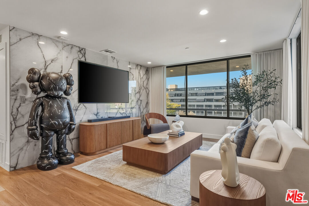 121 S Hope St Unit: 334