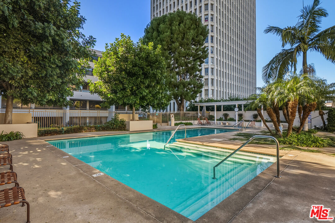 121 S Hope St Unit: 334