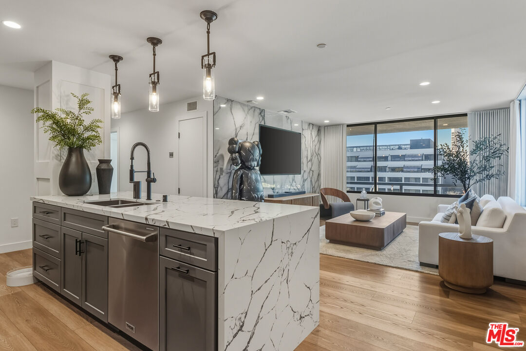 121 S Hope St Unit: 334