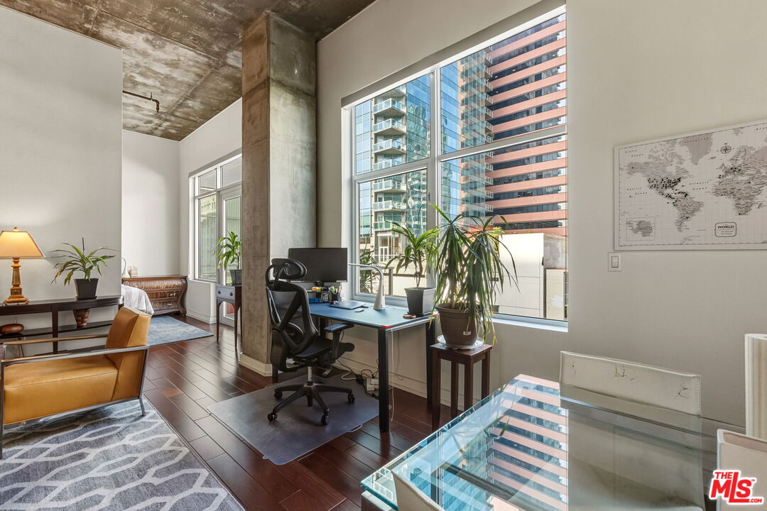 645 W 9th St Unit: 712