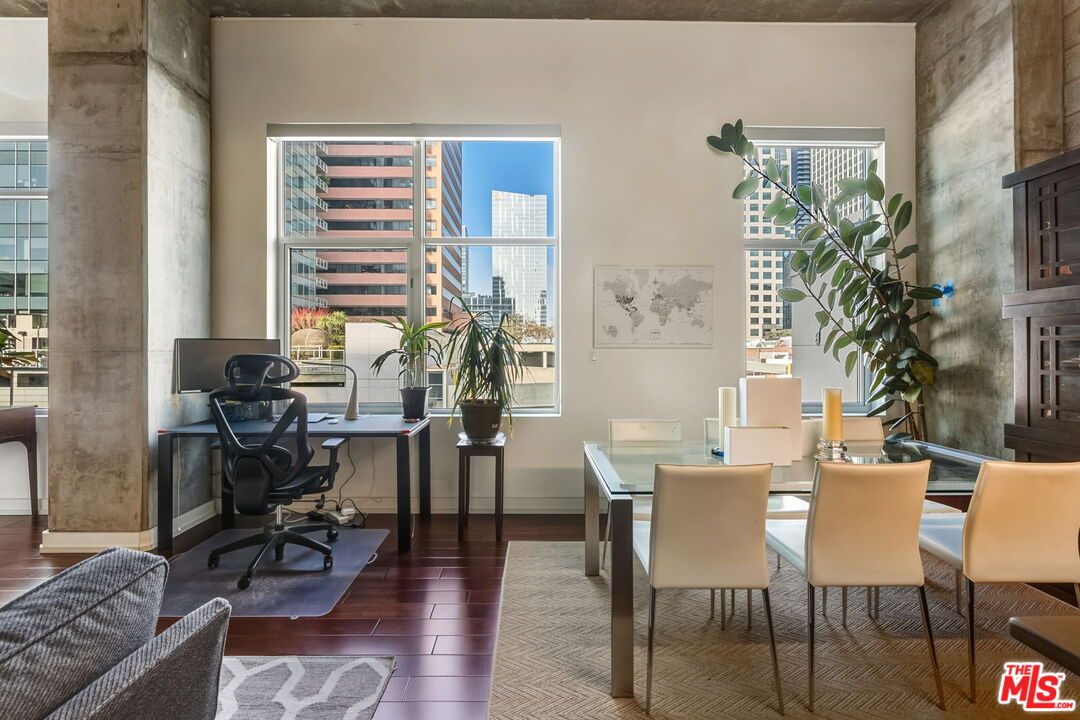 645 W 9th St Unit: 712