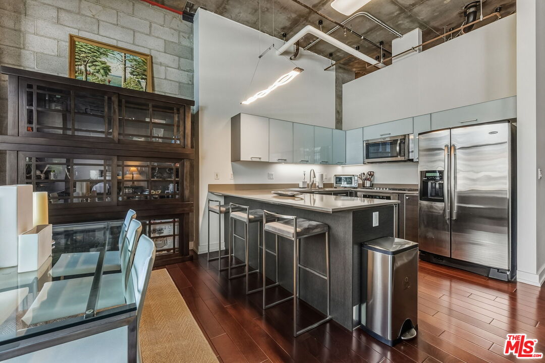 645 W 9th St Unit: 712