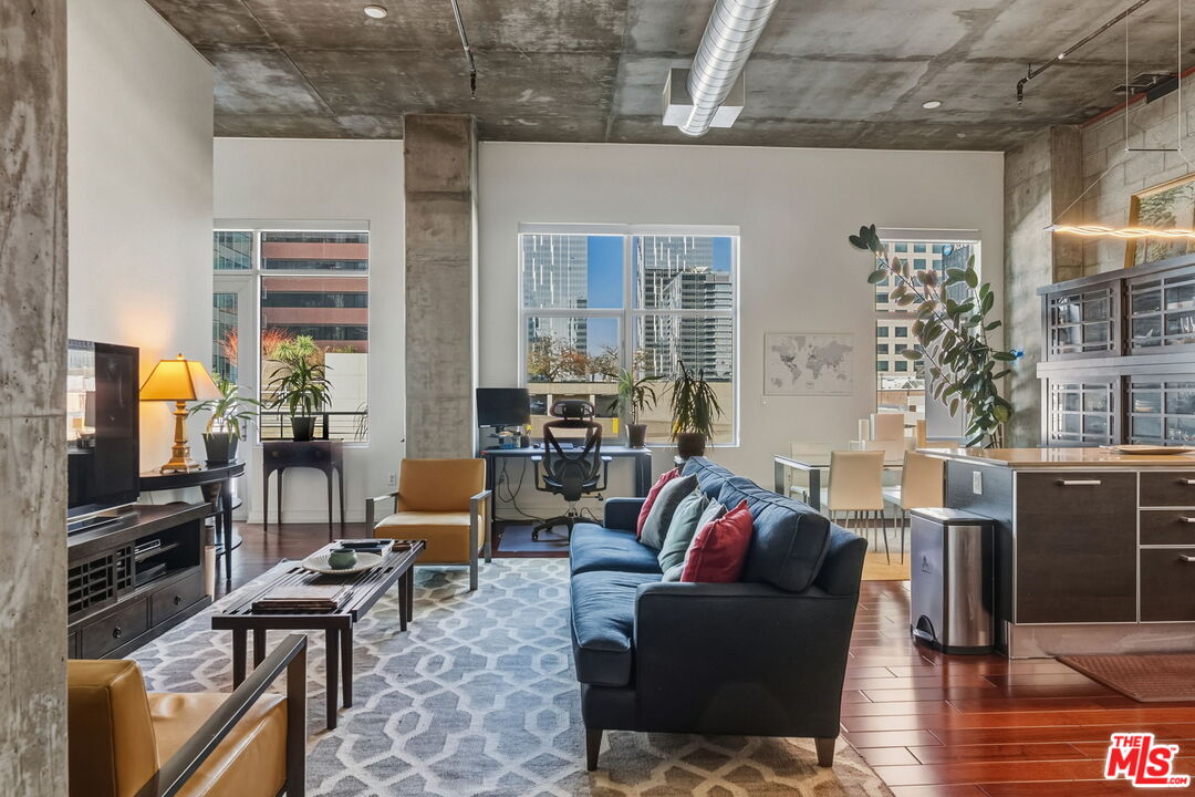 645 W 9th St Unit: 712