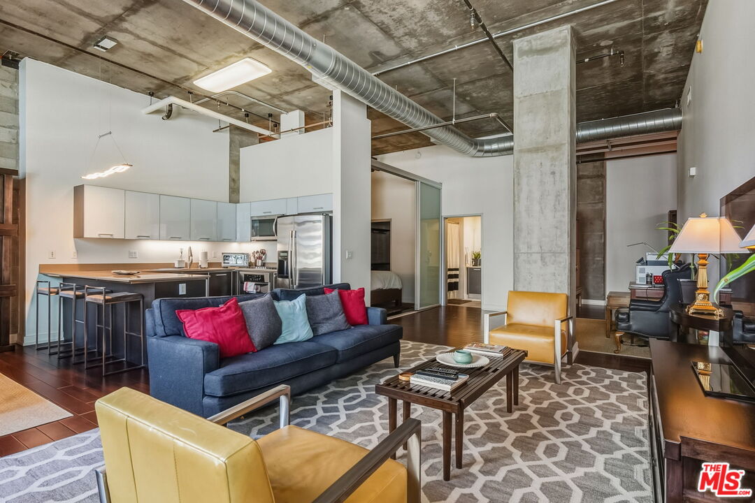 645 W 9th St Unit: 712