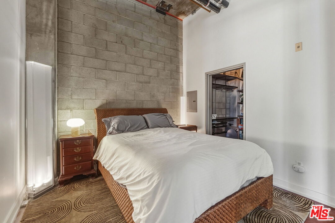 645 W 9th St Unit: 712