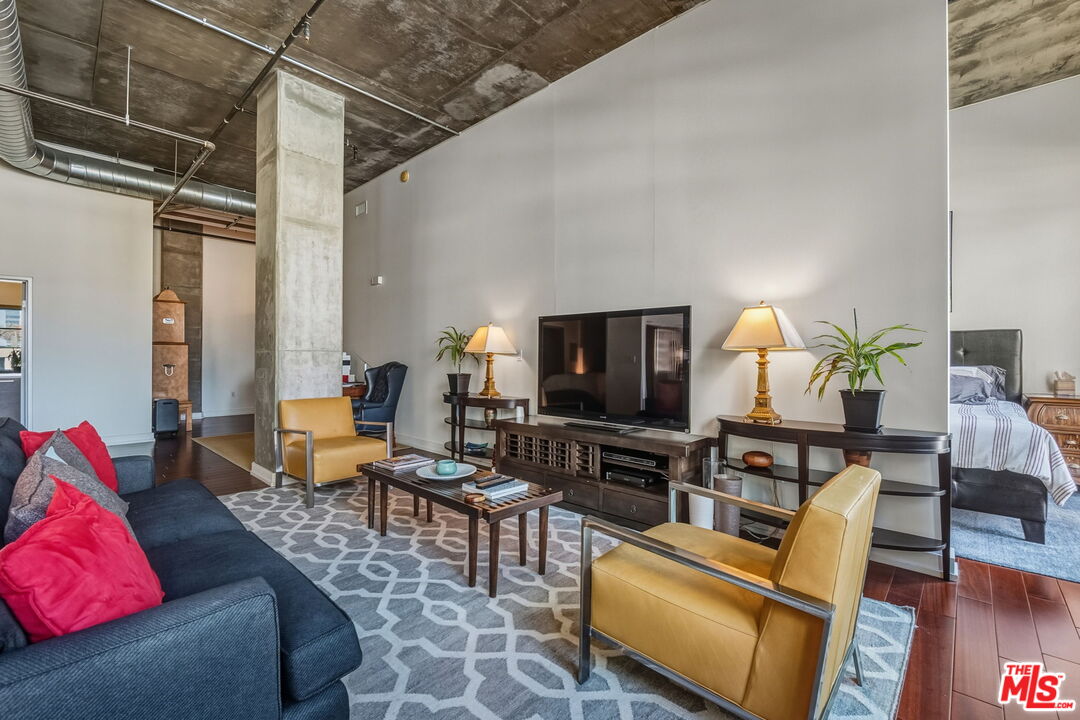 645 W 9th St Unit: 712