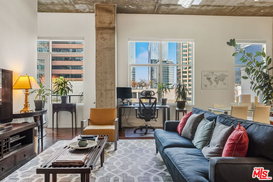 645 W 9th St Unit: 712