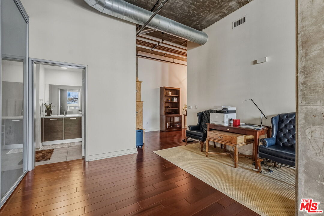 645 W 9th St Unit: 712